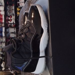 Jordan11 space jam shoe size 10 berry good condition